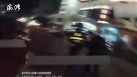 大陸四川一名員警抱著口吐白沫全身抽搐的小女孩奔向醫院（圖／翻攝自《澎湃新聞》）