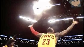 校園,中央佛羅里達大學,詹姆斯,灑粉,恐慌,LeBron James　圖／翻攝自推特