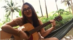 吊床,吉他,河邊,悲劇,表演　圖／翻攝自臉書