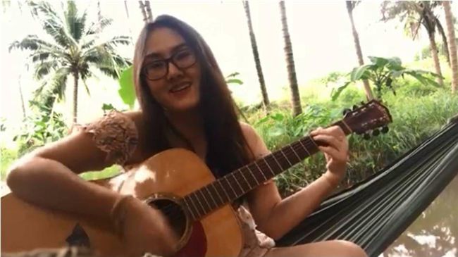 泰女河邊吊床自彈自唱　結果超悲劇！