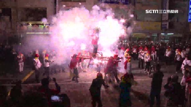 台東元宵「炸寒單」　寒單爺摔下神轎