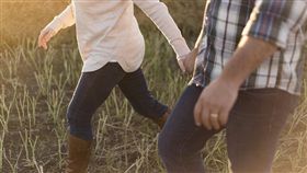 情侶、牽手、交往、戀人、戀愛／pixabay