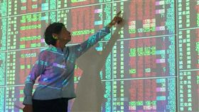 台股大漲逾百點（1）台北股市23日收盤上漲132.17點，為10794.55點，漲幅1.24%，成交金額新台幣1234.32億元，站上季線10746點。中央社記者董俊志攝  107年2月23日