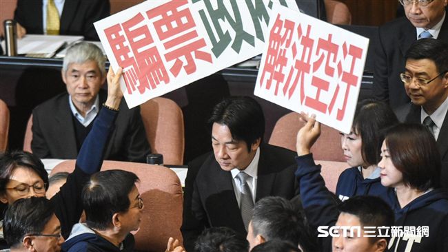 賴揆報告抗議相隨　藍委籲暫緩軍改