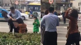 微博
影／路上外遇被抓包！渣男竟打20年老婆　反被小三巴頭