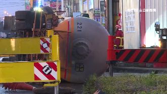 化學槽車過彎翻覆　23噸毒氣險外洩