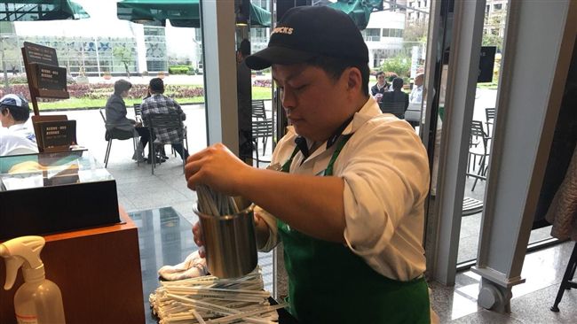 熱情歡迎客人　心障兒泣：被客訴太吵