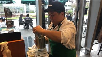 熱情歡迎客人　心障兒泣：被客訴太吵