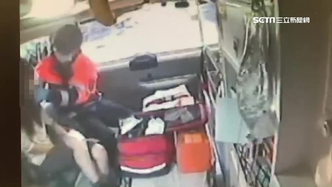 吵架負氣竟跳車　女險遭大貨車輾爆頭