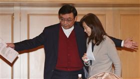 黨產會曾約談　辜懷如由律師陪同出面說明黨產會22日證實陸續約談婦聯會相關人員與辜家成員，也遭約談的辜嚴倬雲三女兒辜懷如（右）22日由律師李念祖（後）陪同，在台北召開記者會對外說明。中央社記者徐肇昌攝　107年2月22日