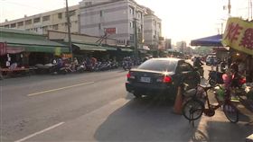 這個路口超有事！轎車迴轉撞機車　騎士噴飛摔