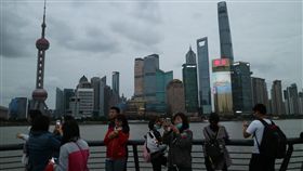 十一的外灘不擠（2）上海外灘、南京路步行街，4日雖有人潮，但走起路來一點都「不塞車」，外灘景觀步道的椅子也都有空位；此外，不需賣力卡位就能與浦東的摩天大樓合影，相較外灘在2016年登上「全國最熱景區」，今年顯得悠閒。中央社記者陳家倫上海攝　106年10月4日