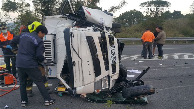 貨車翻覆車體變形　駕駛慘遭削肉見骨
