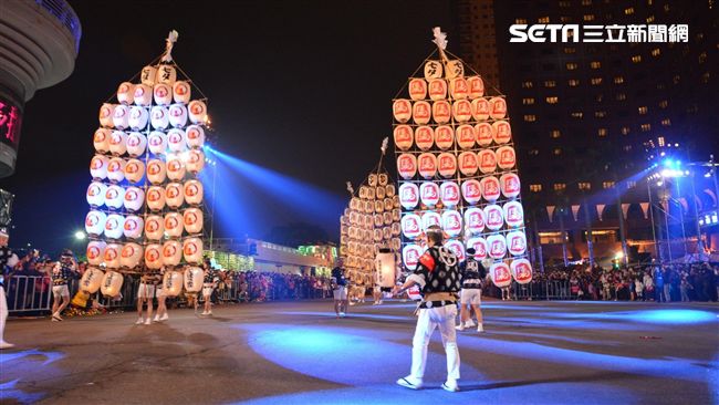 高雄燈會重頭戲　萬人遊行搶花車彩珠