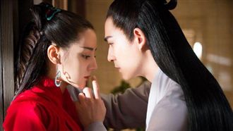 仔仔美男子上身　追女人靠身體接觸