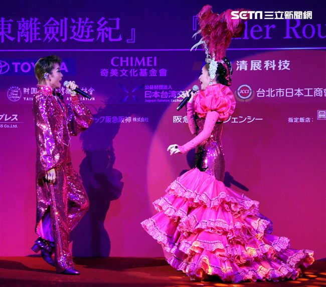 日本寶塚歌劇第三次台灣公演「東離劍遊記」，星組首席明星紅悠智露、星組首席娘役綺咲愛里
、星組禮  真琴出席記者會。（記者邱榮吉/攝影）