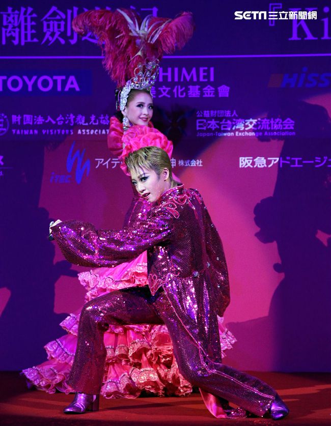 日本寶塚歌劇第三次台灣公演「東離劍遊記」，星組首席娘役綺咲愛里、星組禮  真琴出席記者會。（記者邱榮吉/攝影）