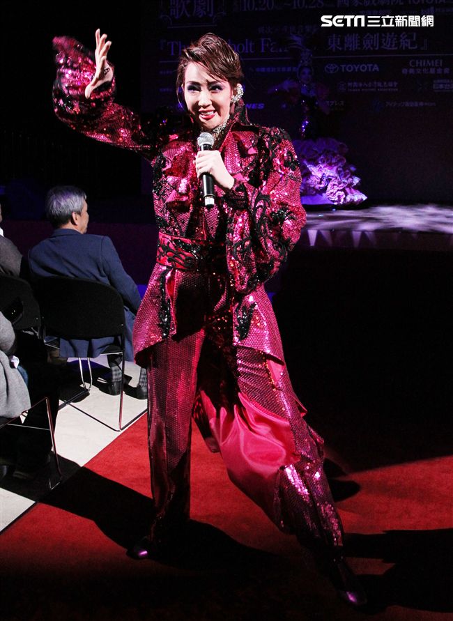 日本寶塚歌劇第三次台灣公演「東離劍遊記」，星組首席明星紅悠智露。（記者邱榮吉/攝影）