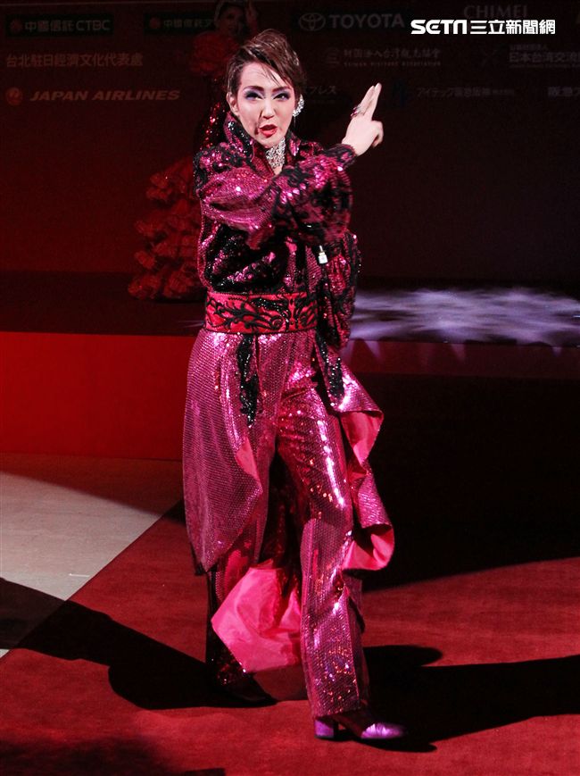 日本寶塚歌劇第三次台灣公演「東離劍遊記」，星組首席明星紅悠智露、星組首席娘役綺咲愛里
、星組禮  真琴出席記者會。（記者邱榮吉/攝影）