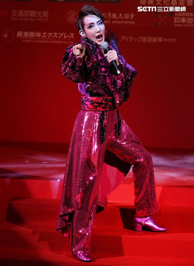 日本寶塚歌劇第三次台灣公演「東離劍遊記」，星組首席明星紅悠智露。（記者邱榮吉/攝影）