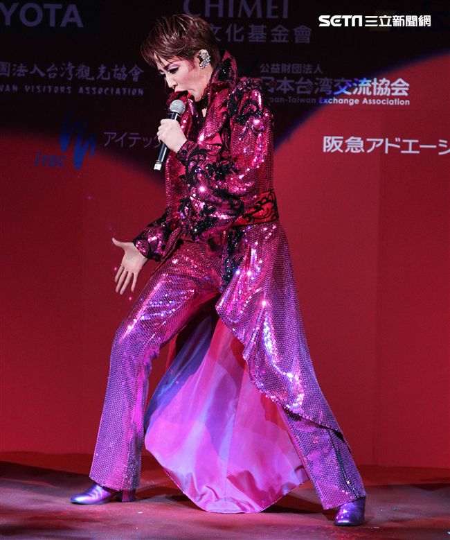 日本寶塚歌劇第三次台灣公演「東離劍遊記」，星組首席明星紅悠智露、星組首席娘役綺咲愛里
、星組禮  真琴出席記者會。（記者邱榮吉/攝影）