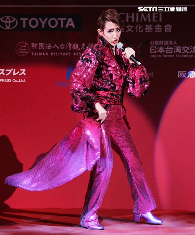 日本寶塚歌劇第三次台灣公演「東離劍遊記」，星組首席明星紅悠智露、星組首席娘役綺咲愛里
、星組禮  真琴出席記者會。（記者邱榮吉/攝影）