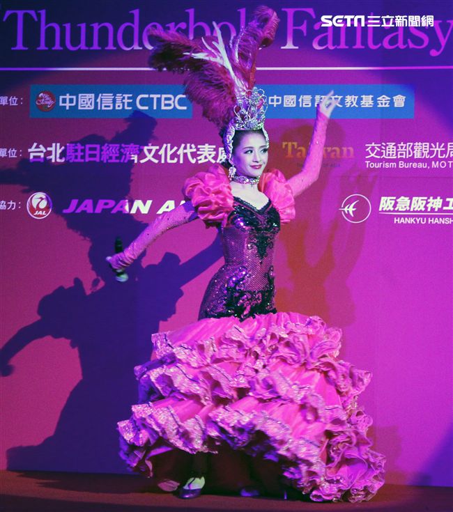 日本寶塚歌劇第三次台灣公演「東離劍遊記」，星組首席明星紅悠智露、星組首席娘役、星組禮  真琴出席記者會。（記者邱榮吉/攝影）