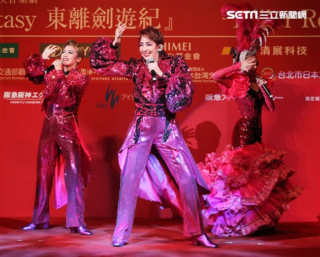 日本寶塚歌劇第三次台灣公演「東離劍遊記」，星組首席明星紅悠智露、星組首席娘役綺咲愛里
、星組禮  真琴出席記者會。（記者邱榮吉/攝影）