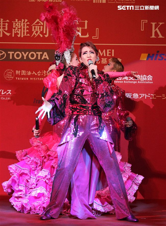 日本寶塚歌劇第三次台灣公演「東離劍遊記」，星組首席明星紅悠智露、星組首席娘役綺咲愛里
、星組禮  真琴出席記者會。（記者邱榮吉/攝影）