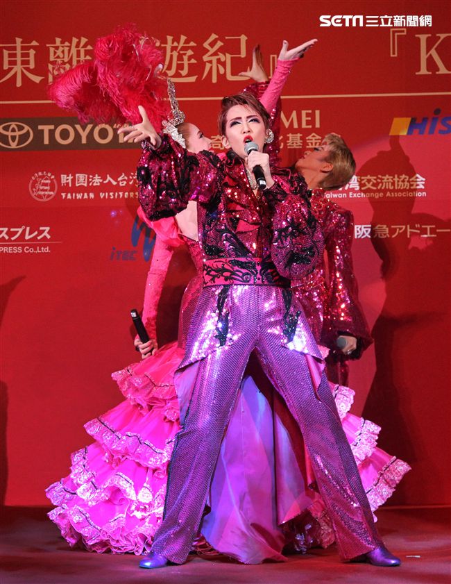 日本寶塚歌劇第三次台灣公演「東離劍遊記」，星組首席明星紅悠智露、星組首席娘役綺咲愛里
、星組禮  真琴出席記者會。（記者邱榮吉/攝影）