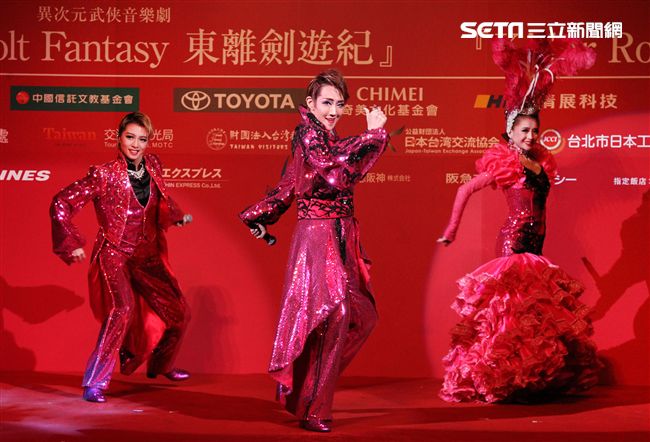 日本寶塚歌劇第三次台灣公演「東離劍遊記」，星組首席明星紅悠智露、星組首席娘役綺咲愛里
、星組禮  真琴出席記者會。（記者邱榮吉/攝影）