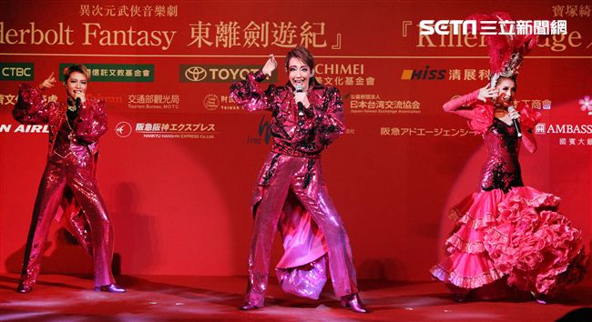 日本寶塚歌劇第三次台灣公演「東離劍遊記」，星組首席明星紅悠智露、星組首席娘役綺咲愛里
、星組禮  真琴出席記者會。（記者邱榮吉/攝影）