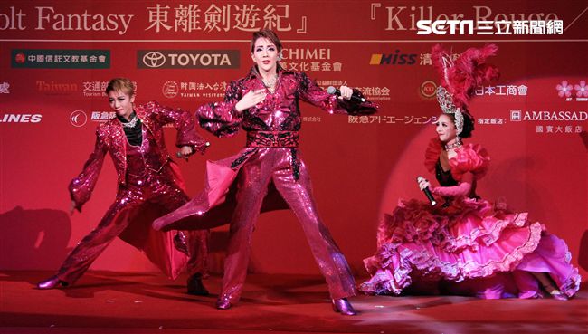 日本寶塚歌劇第三次台灣公演「東離劍遊記」，星組首席明星紅悠智露、星組首席娘役綺咲愛里
、星組禮  真琴出席記者會。（記者邱榮吉/攝影）