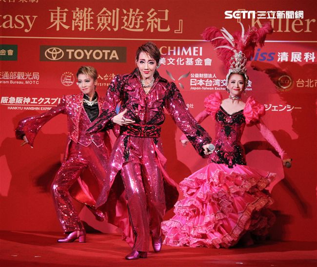 日本寶塚歌劇第三次台灣公演「東離劍遊記」，星組首席明星紅悠智露、星組首席娘役綺咲愛里
、星組禮  真琴出席記者會。（記者邱榮吉/攝影）