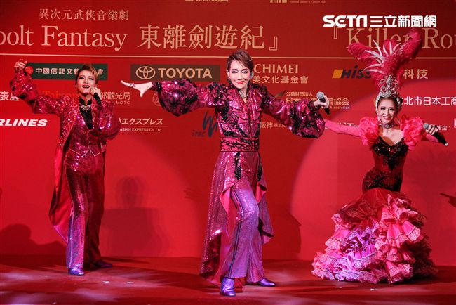 日本寶塚歌劇第三次台灣公演「東離劍遊記」，星組首席明星紅悠智露、星組首席娘役綺咲愛里
、星組禮  真琴出席記者會。（記者邱榮吉/攝影）