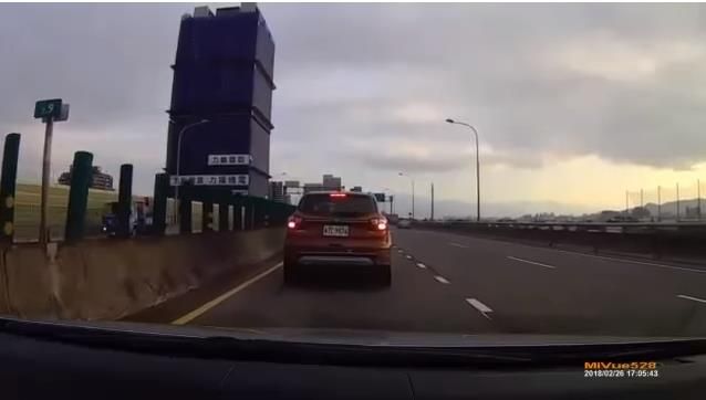 影／忍不住按重播！這車禍讓網友笑翻