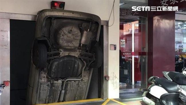 倒栽蔥車掛出入口　網友：4D藝術圖