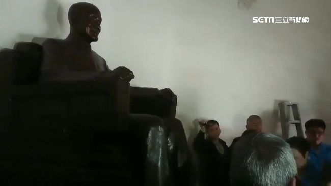 蔣公銅像遭蓋帆布　藍議員警局抗議！