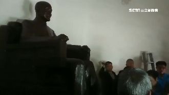 蔣公銅像遭蓋帆布　藍議員警局抗議！