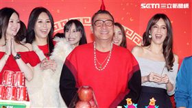 凱渥洪偉明頭上帶著雞冠率洪曉蕾、陳庭妮名模等開工團拜，同時迎財神。（記者邱榮吉/攝影）