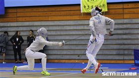 ▲徐意涵（左）於2017台北公開賽暨第22屆聯新盃擊劍賽中奪下女子軍刀金牌。（圖／記者蔡宜瑾攝影）