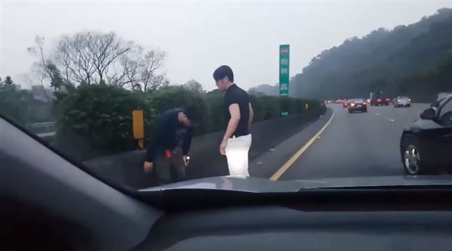 軟男國道攔車抄球棒問候　下場超窩囊