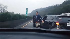 國道,攔車,丟臉,噴裝,窩囊,狼狽,爆料公社　圖／翻攝自臉書爆料公社官網