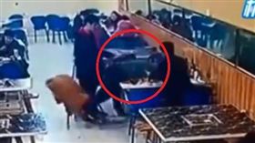 大陸一名男子日前與同事聚餐喝太多，起身時重心不穩，他的頭直接往火鍋滾湯中栽下去，男子被同事拉起後，痛得倒地慘叫。其他網友看到後，紛紛直呼「別人是涮豬肉，您這是涮人肉啊！」（圖／翻攝自秒拍）