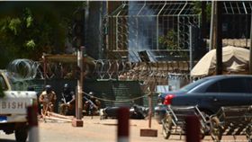 布吉納法索首都傳恐攻法國大使館發生槍戰爆炸。（圖／翻攝推特）