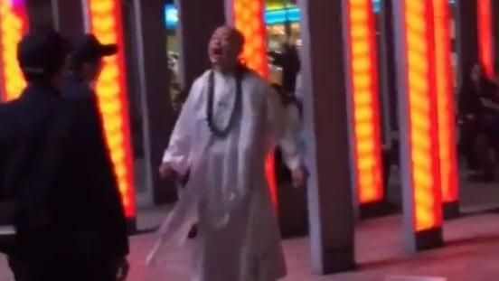 和尚當街喝酒賣唱　與人對罵還吐口水