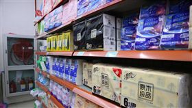 大陸衛生紙也要漲　民眾淡定沒要搶台灣民眾搶購衛生紙引來各界關注。中國大陸多家衛生紙大廠近日也傳出要調漲價格，最快3月就會反應。不過，由於紙價在大陸走揚已逾半年，消費者漸漸無感，超市中未見搶購人潮，架上衛生紙貨色齊全。中央社記者陳家倫上海攝　107年2月28日