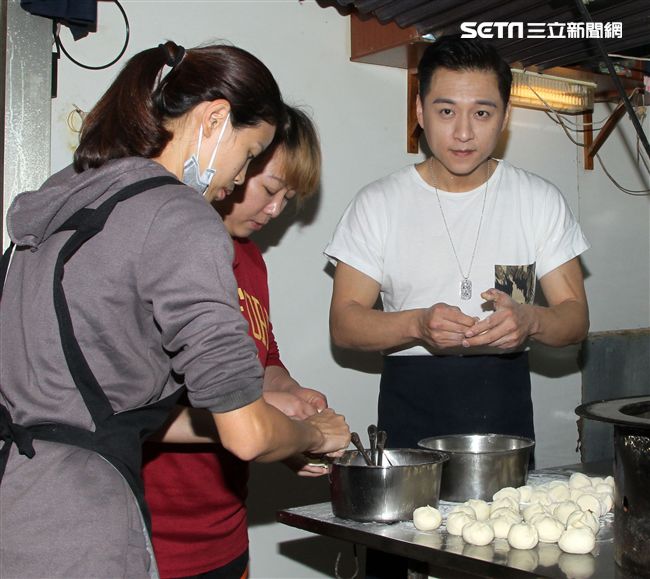 鄭人碩為主演的電影「上岸的魚」宣傳親自包水煎包。（記者邱榮吉/攝影）