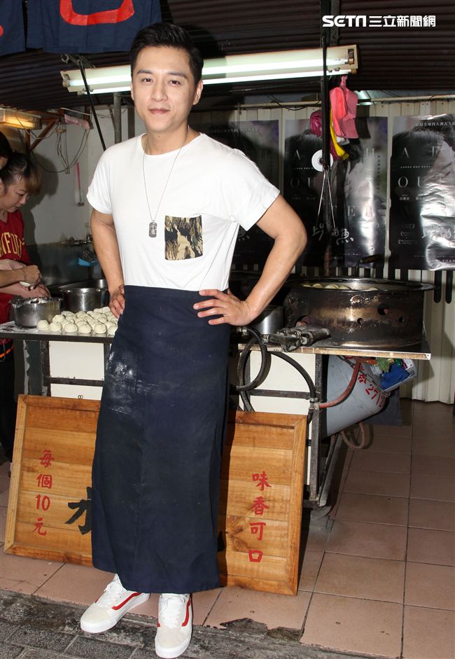 鄭人碩為主演的電影「上岸的魚」宣傳親自包水煎包。（記者邱榮吉/攝影）