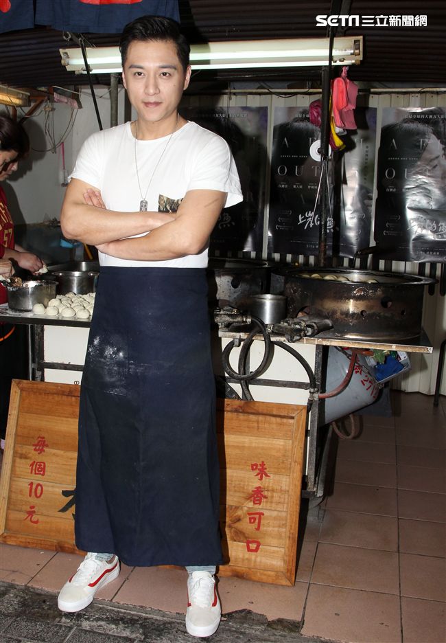 鄭人碩為主演的電影「上岸的魚」宣傳親自包水煎包。（記者邱榮吉/攝影）